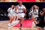 这身材🤩55岁卡福亮相NBA名人赛，身披2号球衣颠球出场